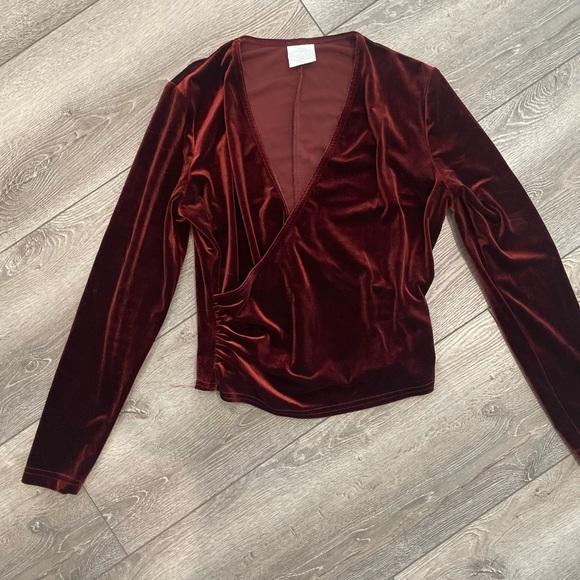 Carol Le Valley San Francisco burgundy velvet wrap blouse. - Picture 3 of 4